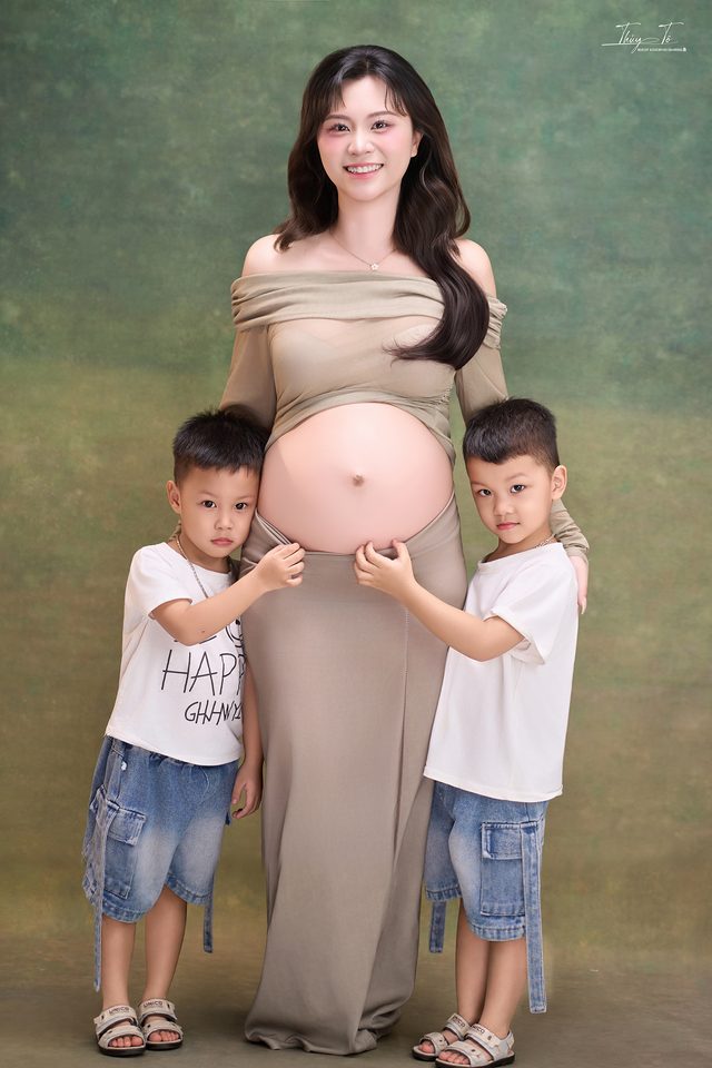 Mom cùng hai bé trai, cả ba cùng chạm vào bụng