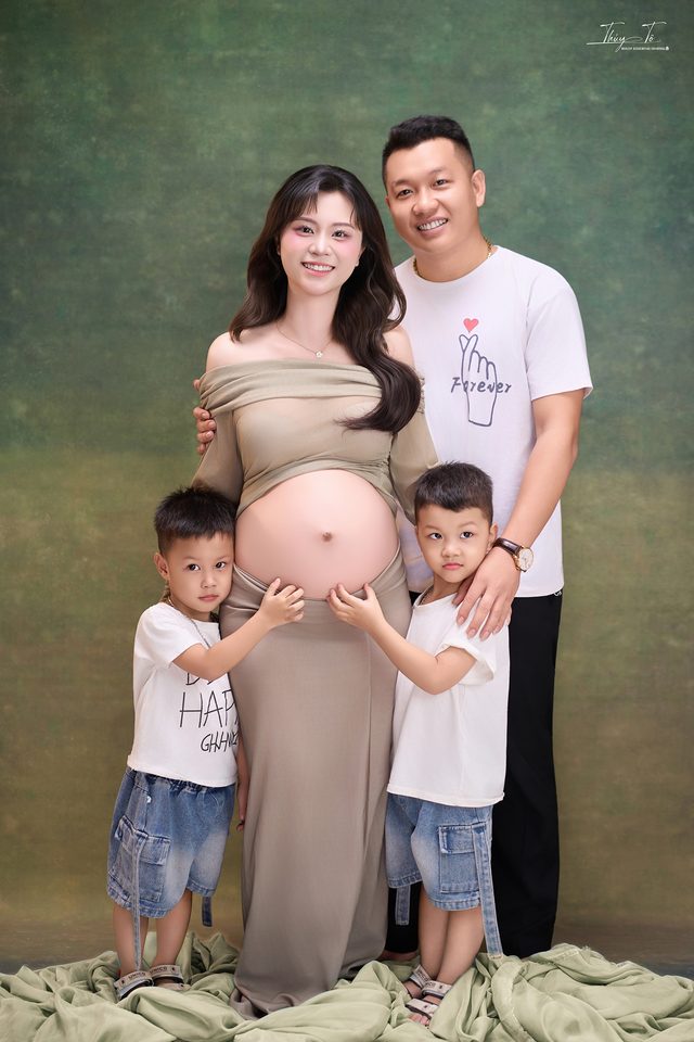 Cả nhà bốn người bên nhau, concept lụa be