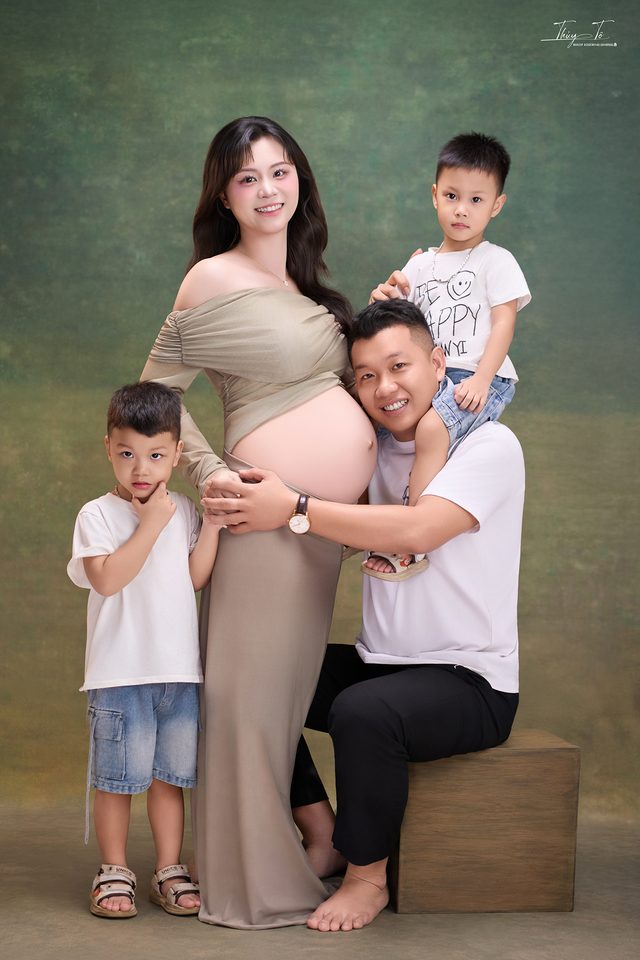 Cả nhà cùng cười, hai bé đứng hai bên Mom