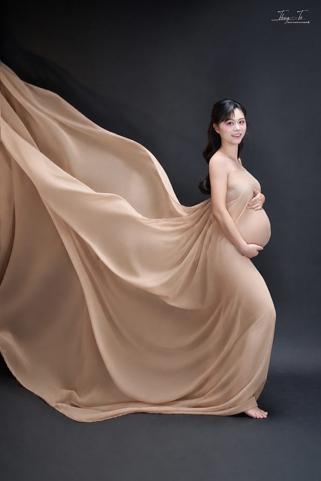 Mom giữa dải voan be tung bay, nền tối
