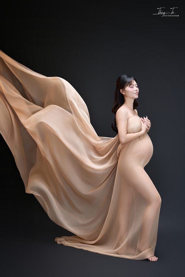 Dải voan be xoè rộng sau lưng Mom