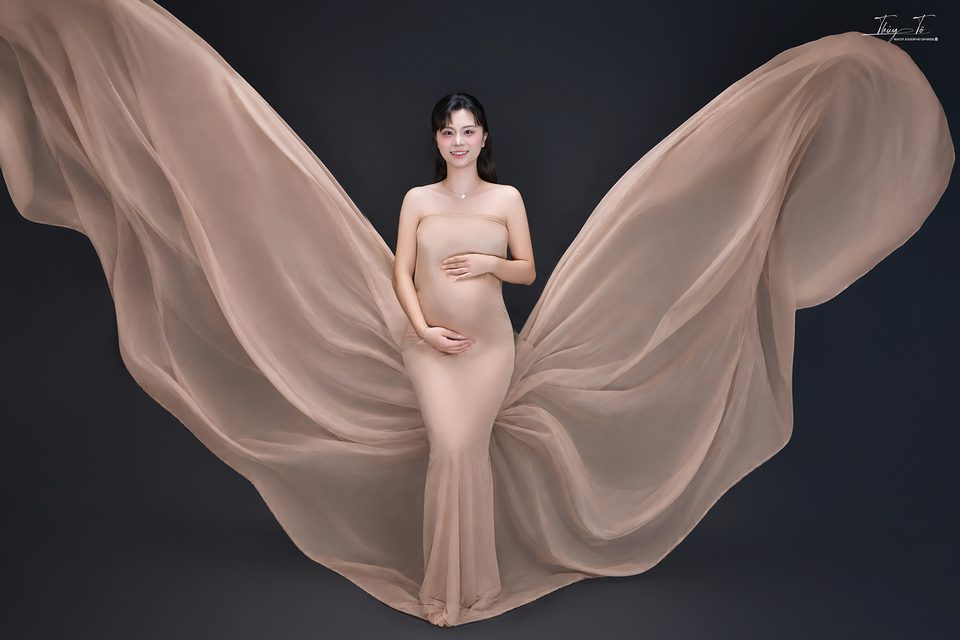 Khung ngang — Mom giữa hai dải voan be