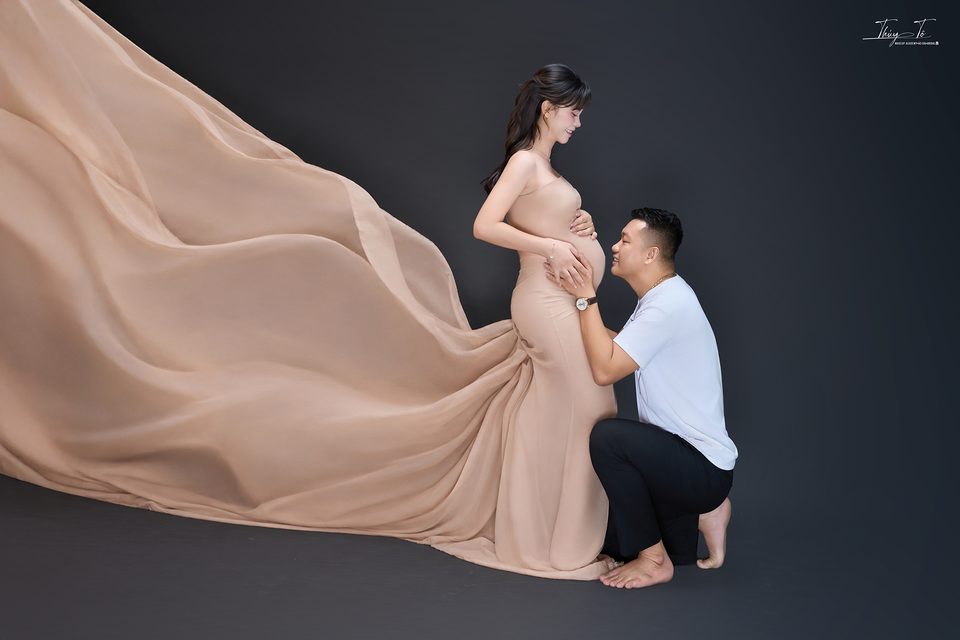 Khung ngang — ông xã quỳ bên Mom trong dải voan