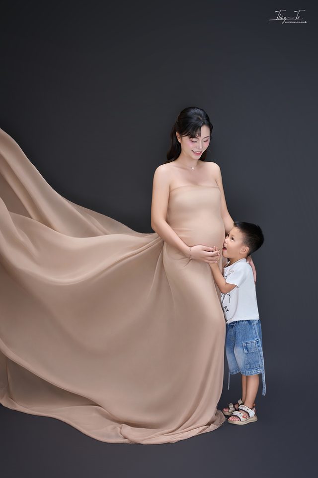 Mom cùng bé trai giữa dải voan be