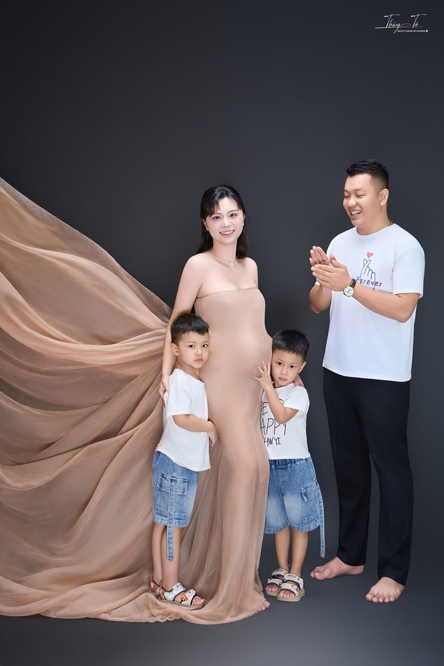 Cả nhà bốn người trên nền tối