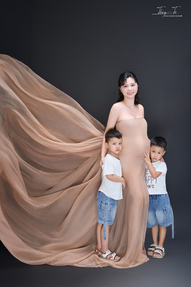 Mom và hai bé giữa dải voan be
